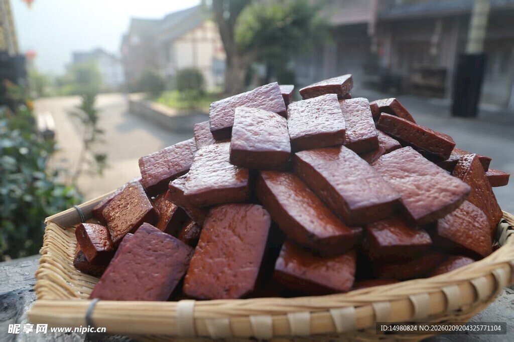 竹篮中的美味传统卤豆干