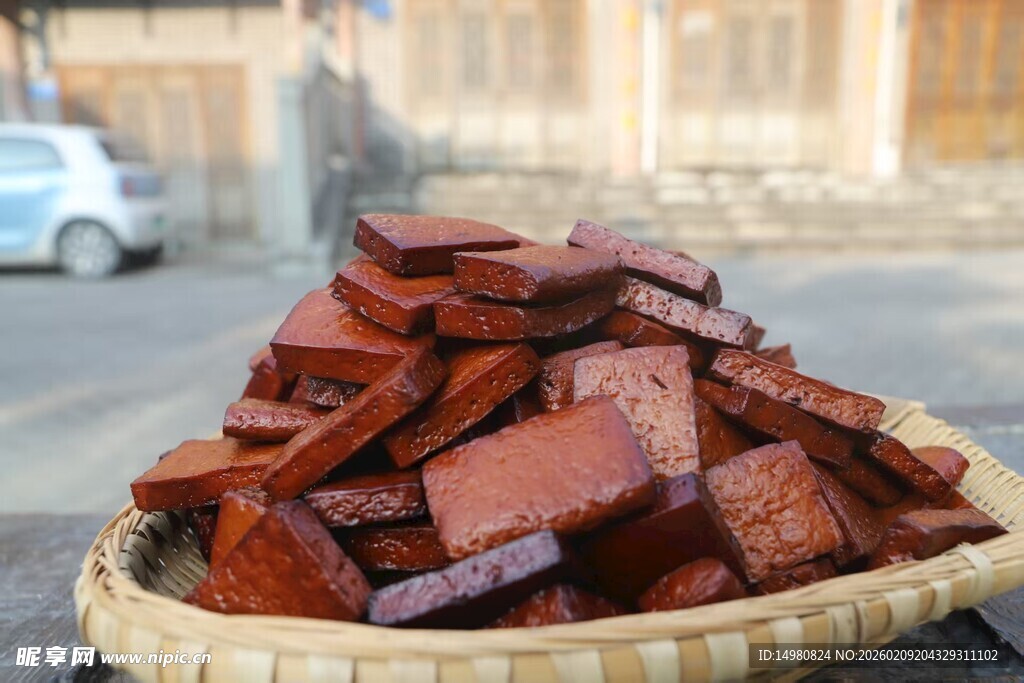 竹篮中堆叠的美味红褐色豆干