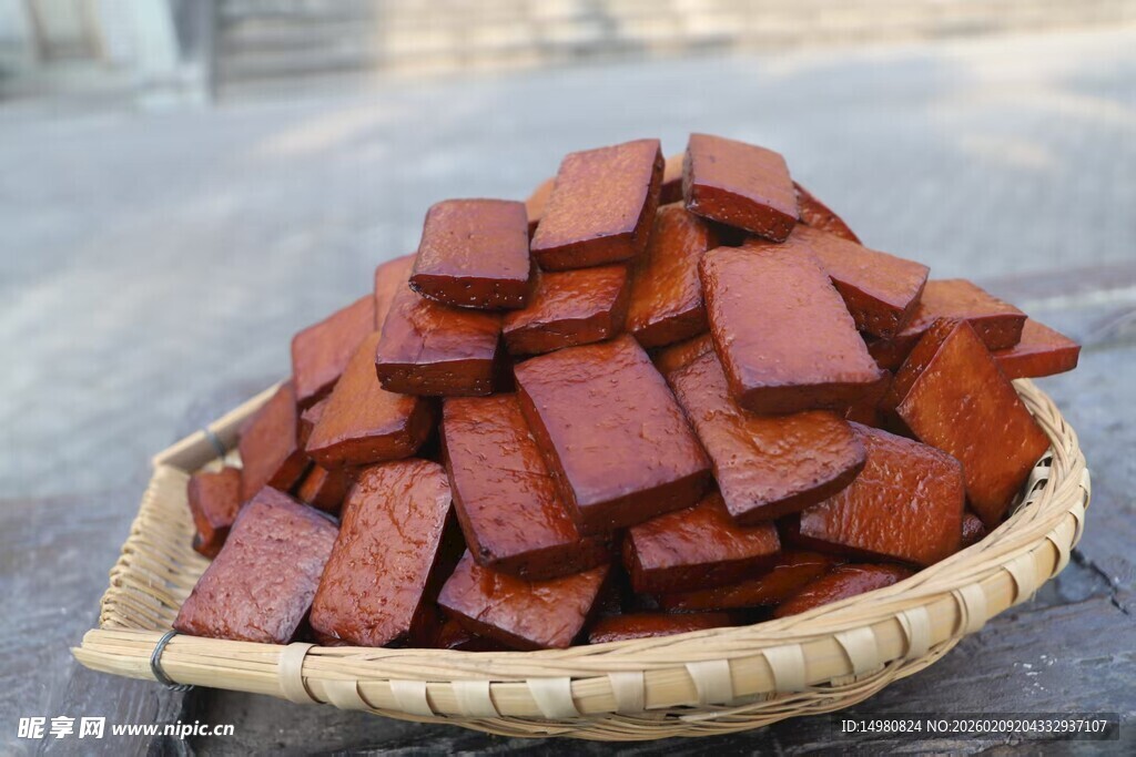 竹篮中堆放的红褐色方块