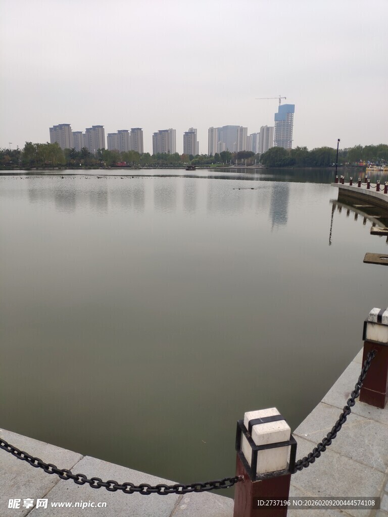 湖畔城市风光