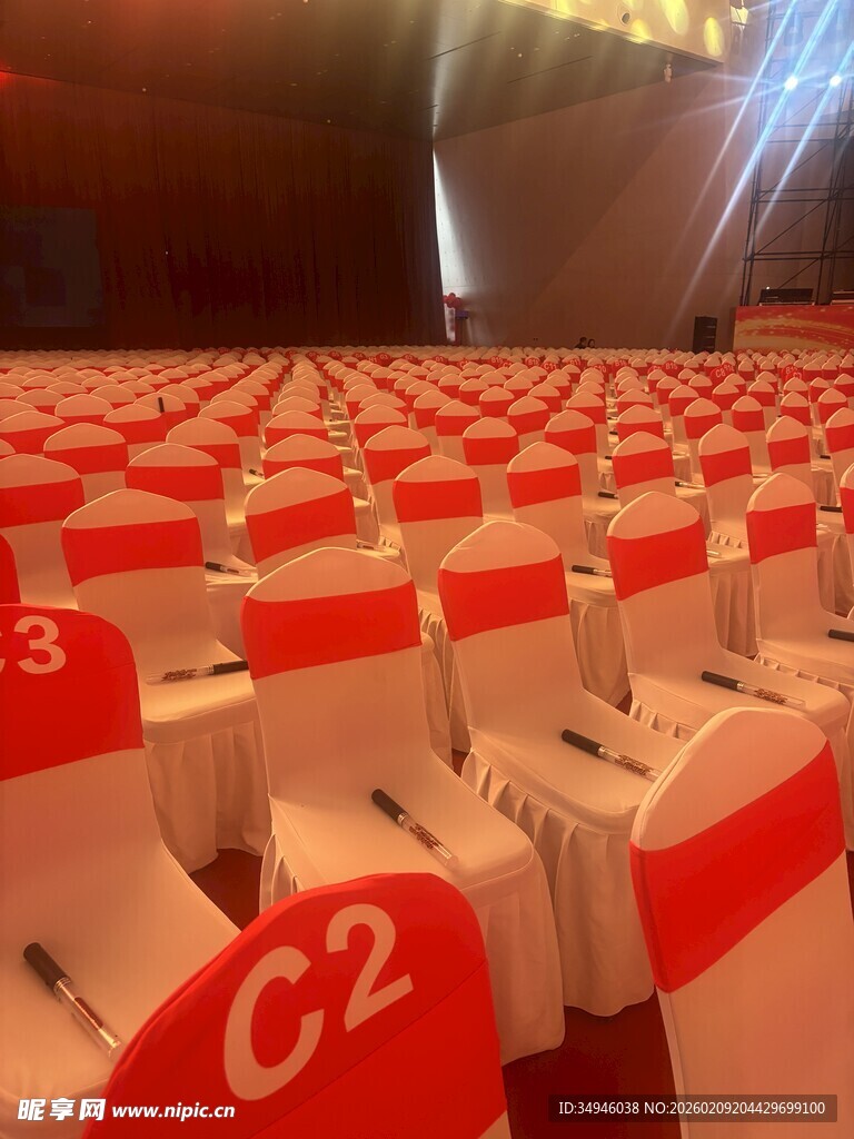 大型会场整齐排列的座椅