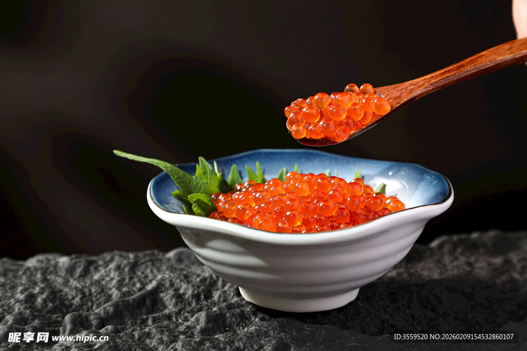 木勺舀起碗中红色鱼子酱