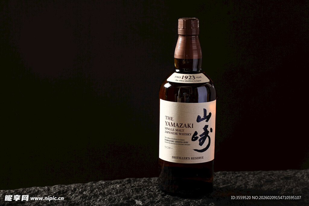 复古风酒瓶特写