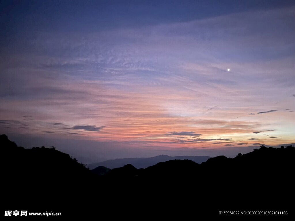 黄昏时分的绚丽山间暮色