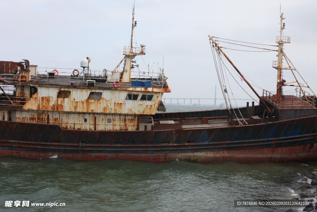 老旧渔船停泊在海面