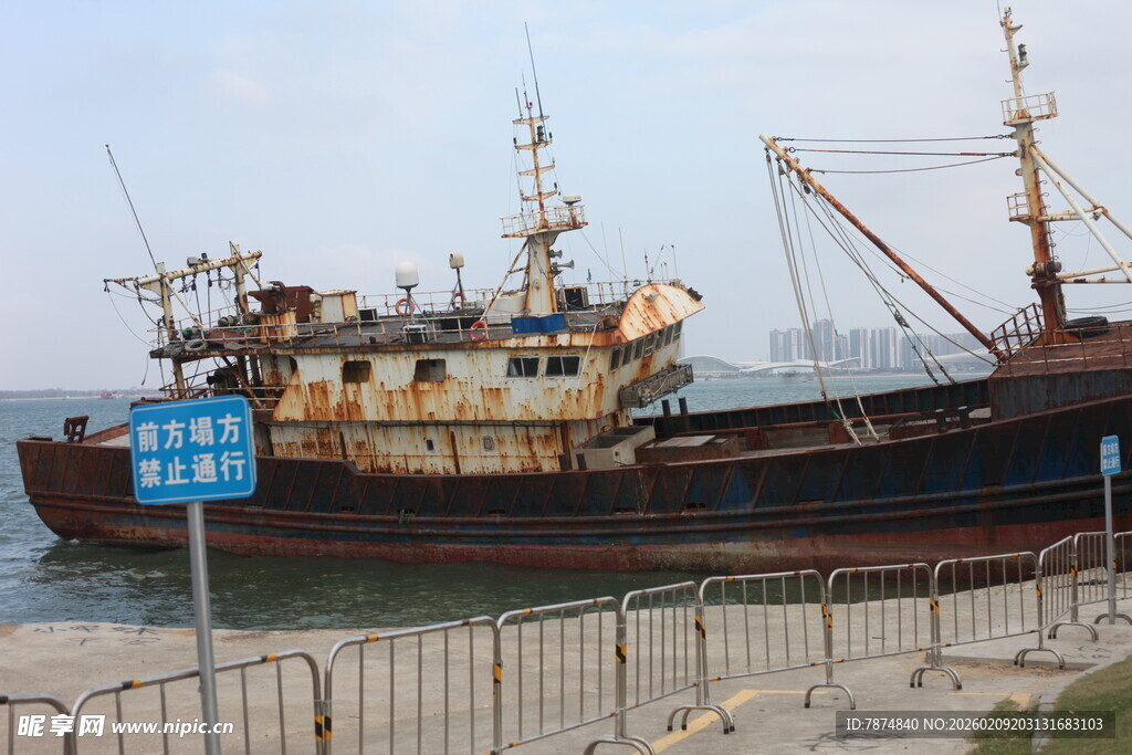 港口边老旧的大型货船