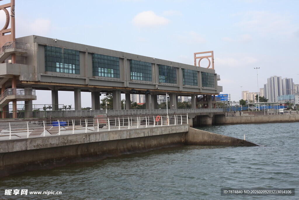 河畔现代建筑景观