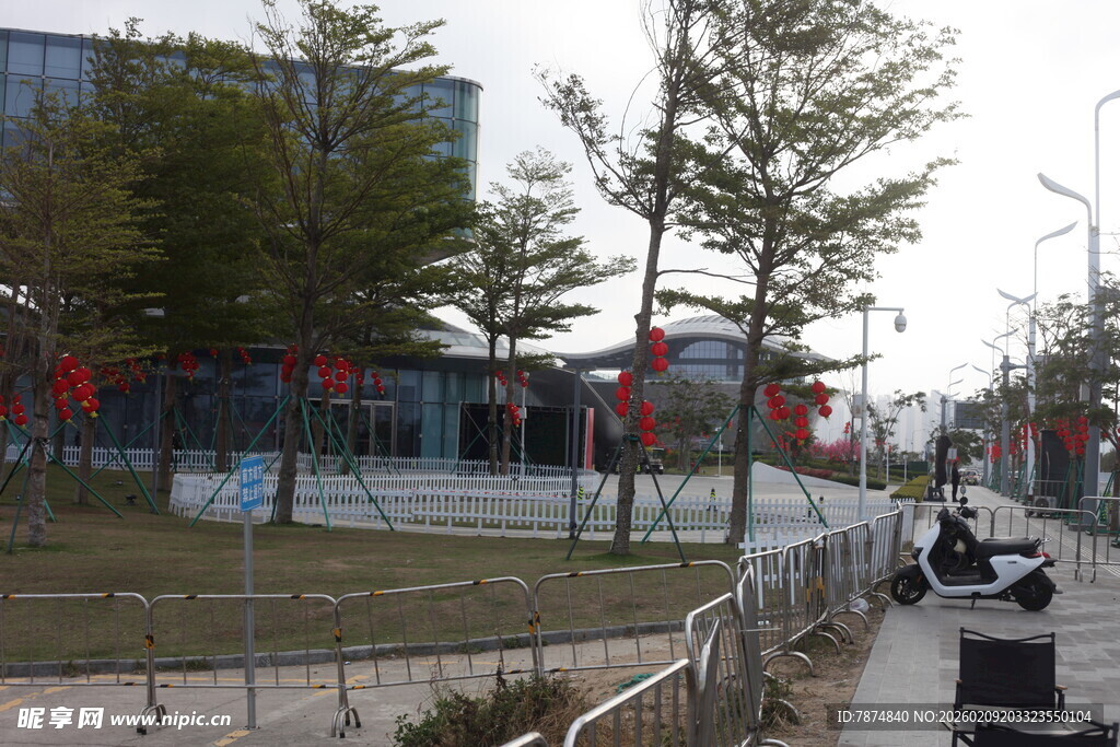城市街道旁的休闲场景