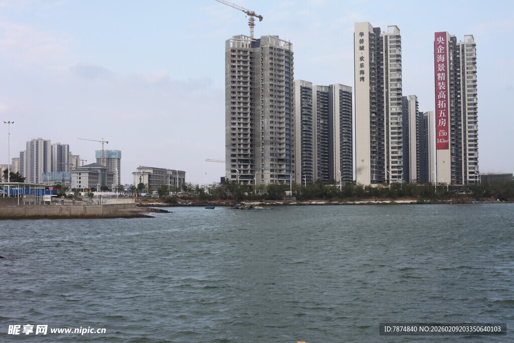 河畔高楼林立的城市景观