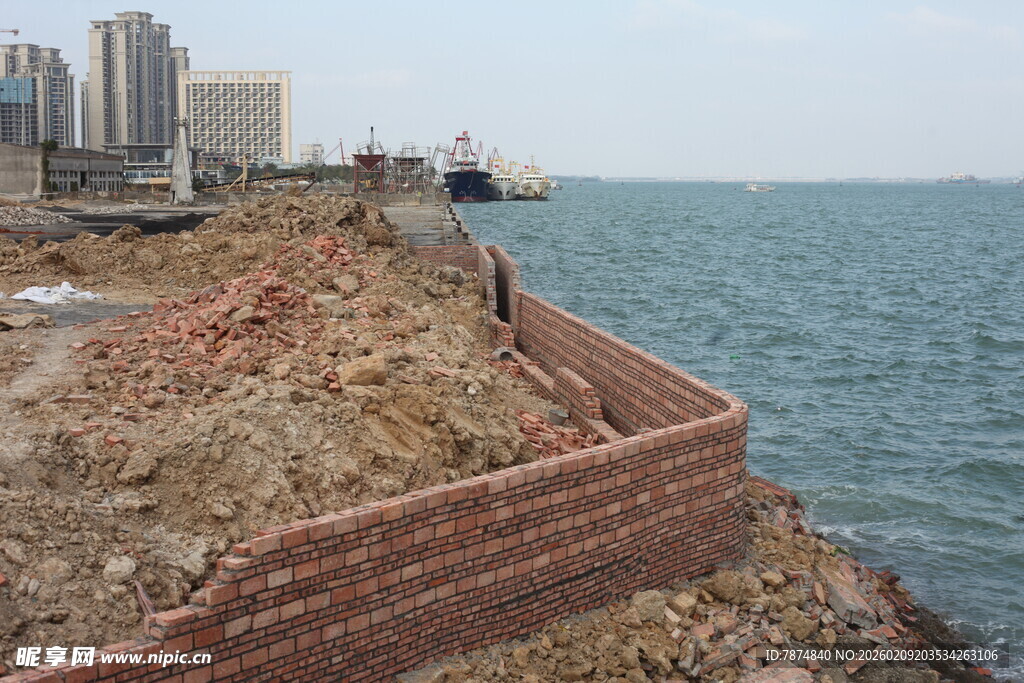 海边砖砌护岸工程场景