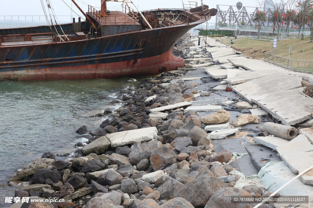 岸边停泊的老旧船只