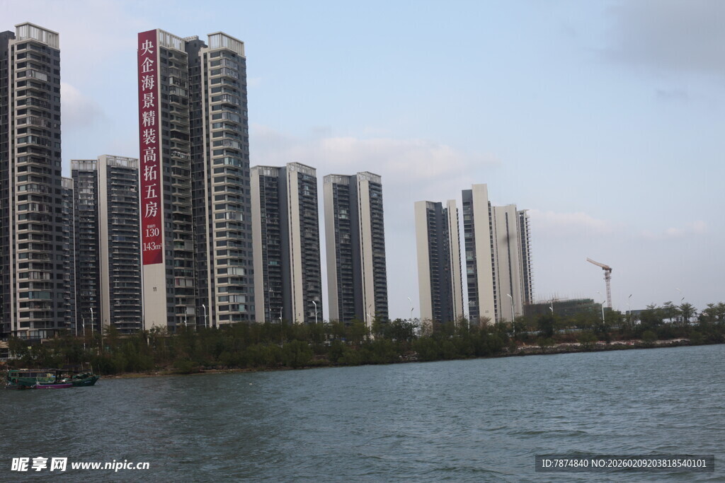 河畔林立的现代高层住宅