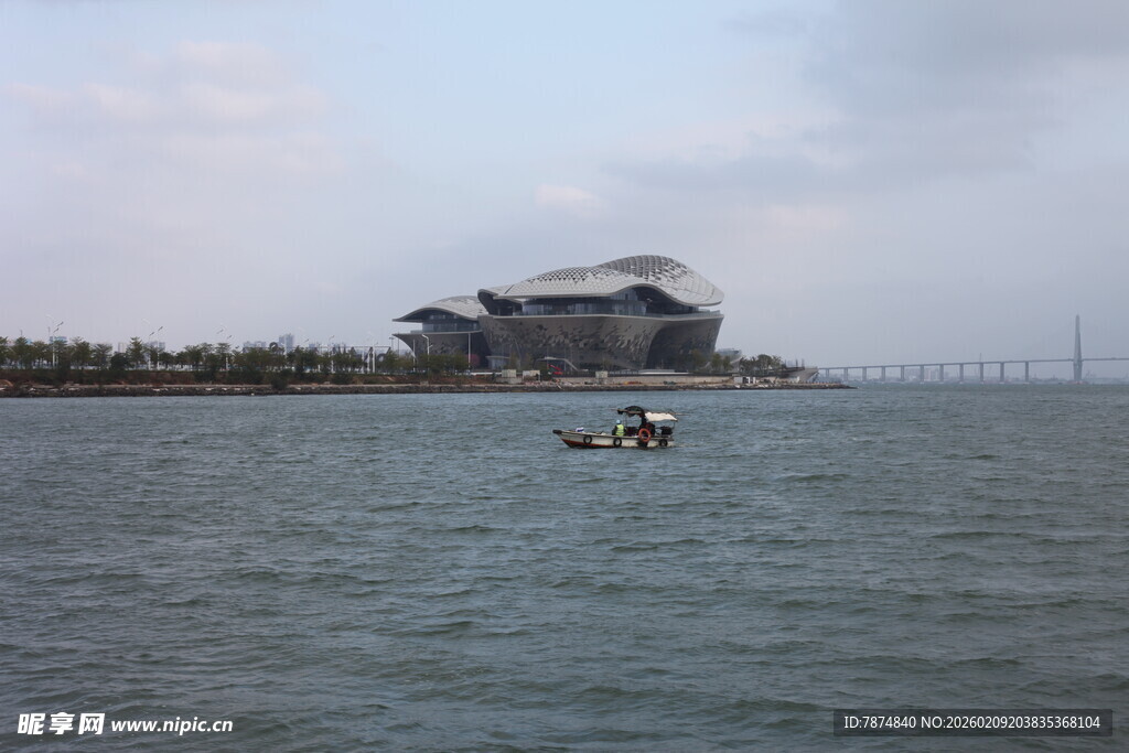 海上建筑与小船景观