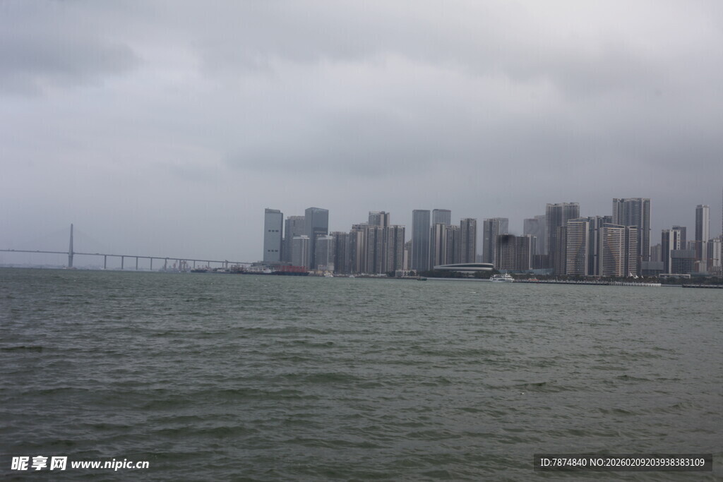 海上眺望城市天际线