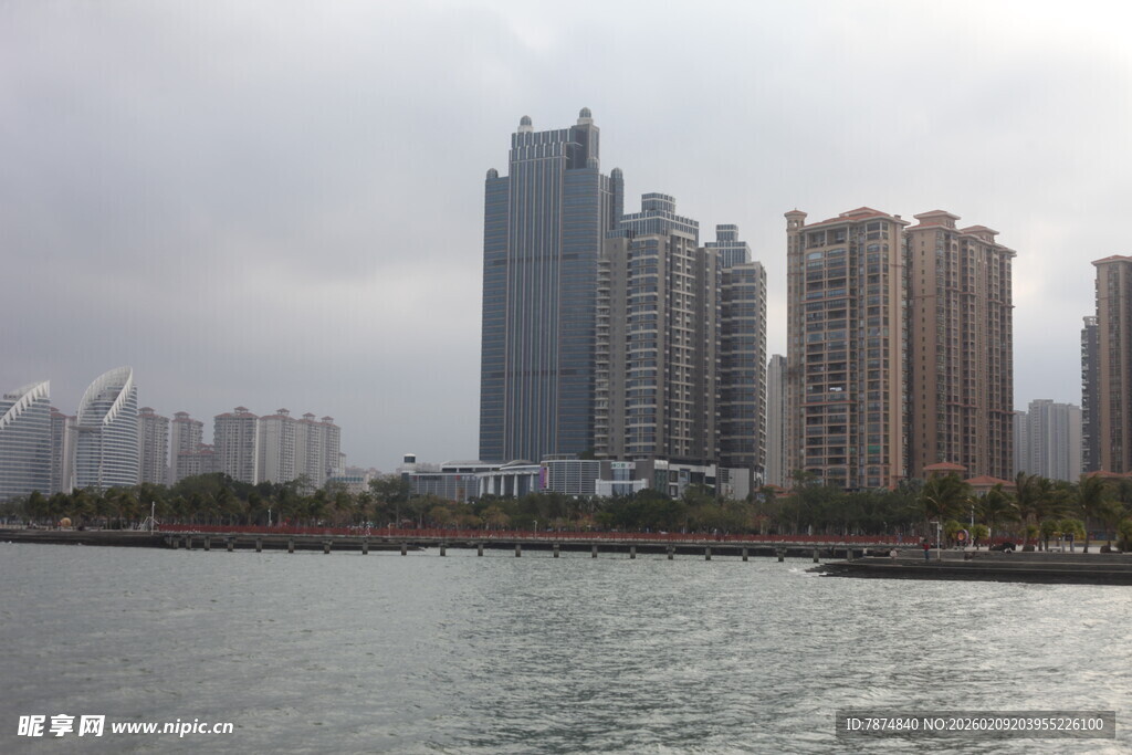 城市河畔高楼景观