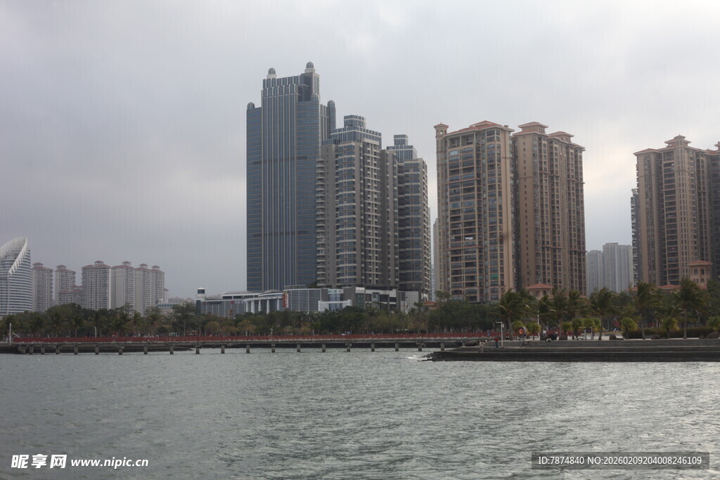 江边林立的现代化高楼