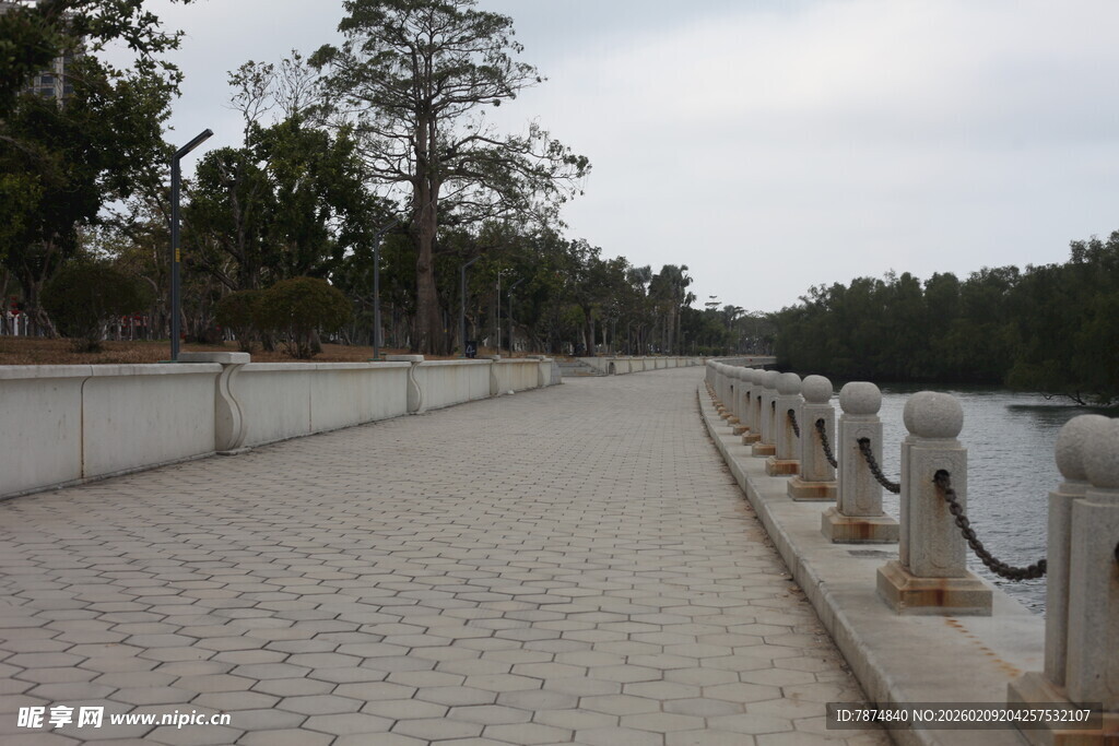 河边石砌步道与护栏景观