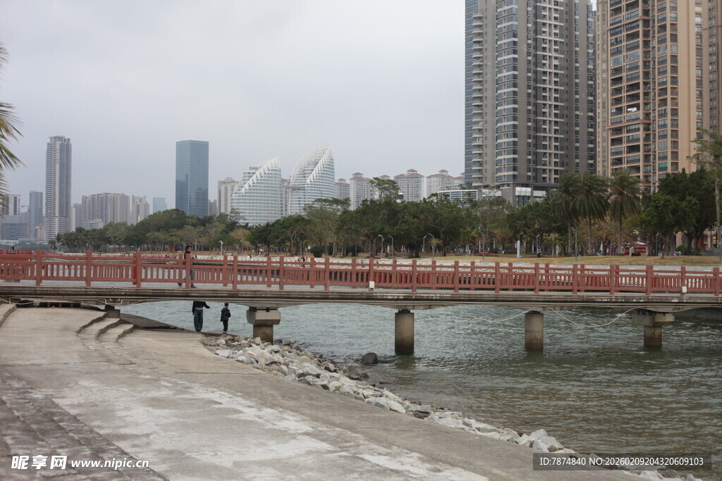 城市河畔的红色桥梁景观