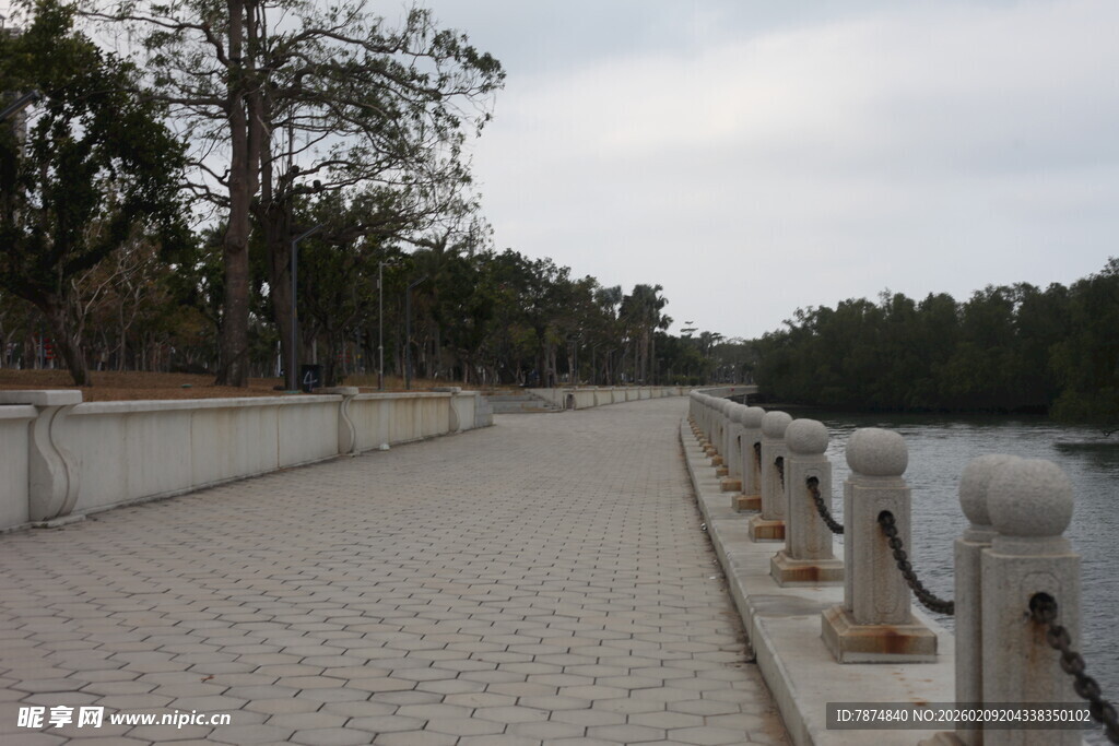 河边砖石步道风景