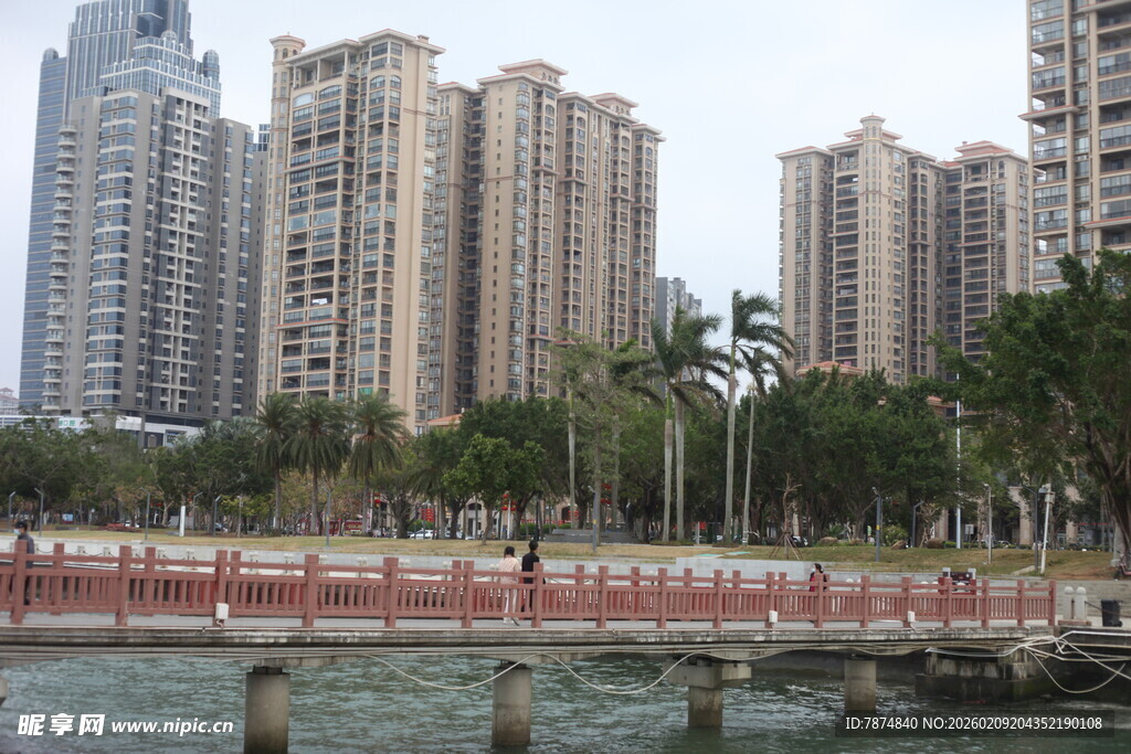 河畔高楼林立的城市景观