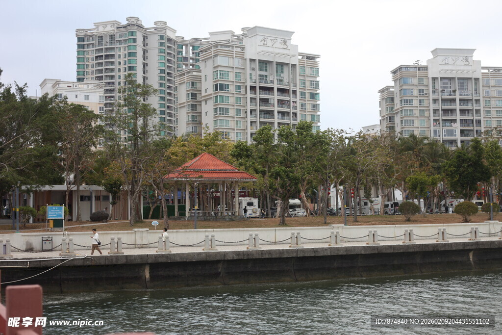 河畔城市景观 高楼与凉亭