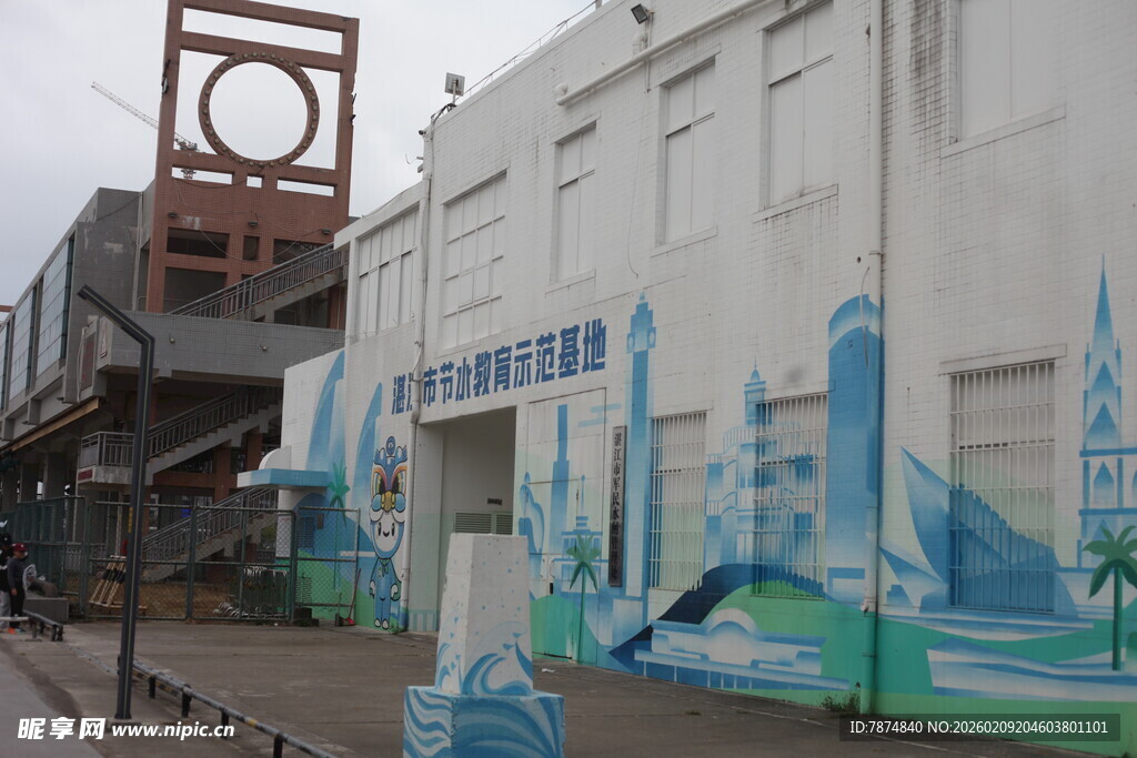 街道旁绘有壁画的白色建筑