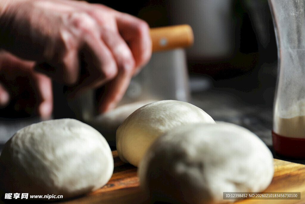 手工揉制新鲜面团