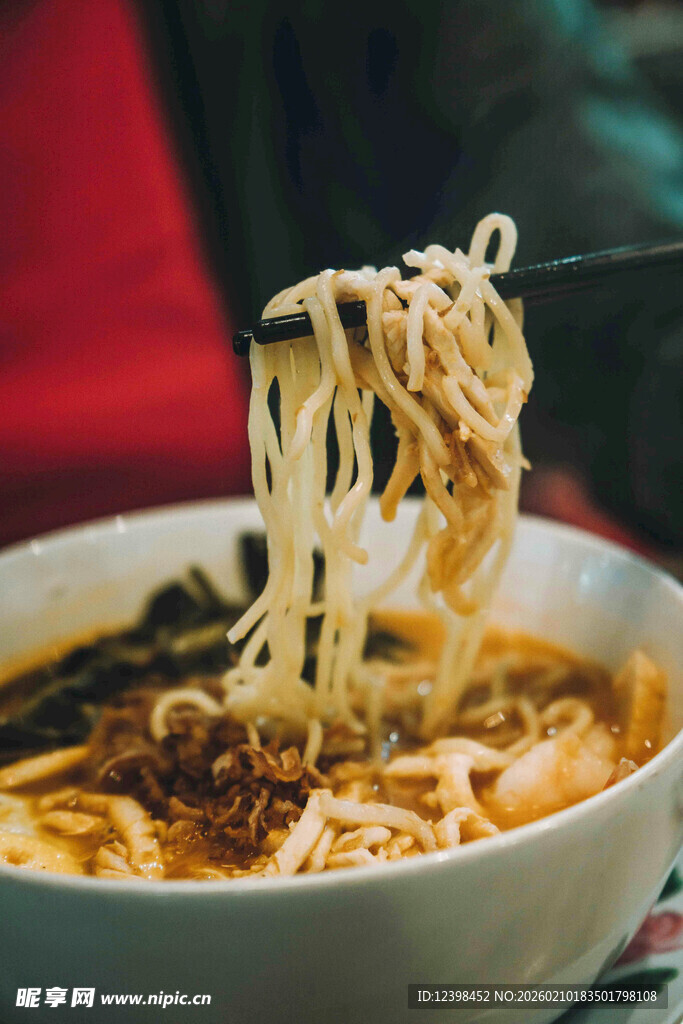 美味拉面被挑起