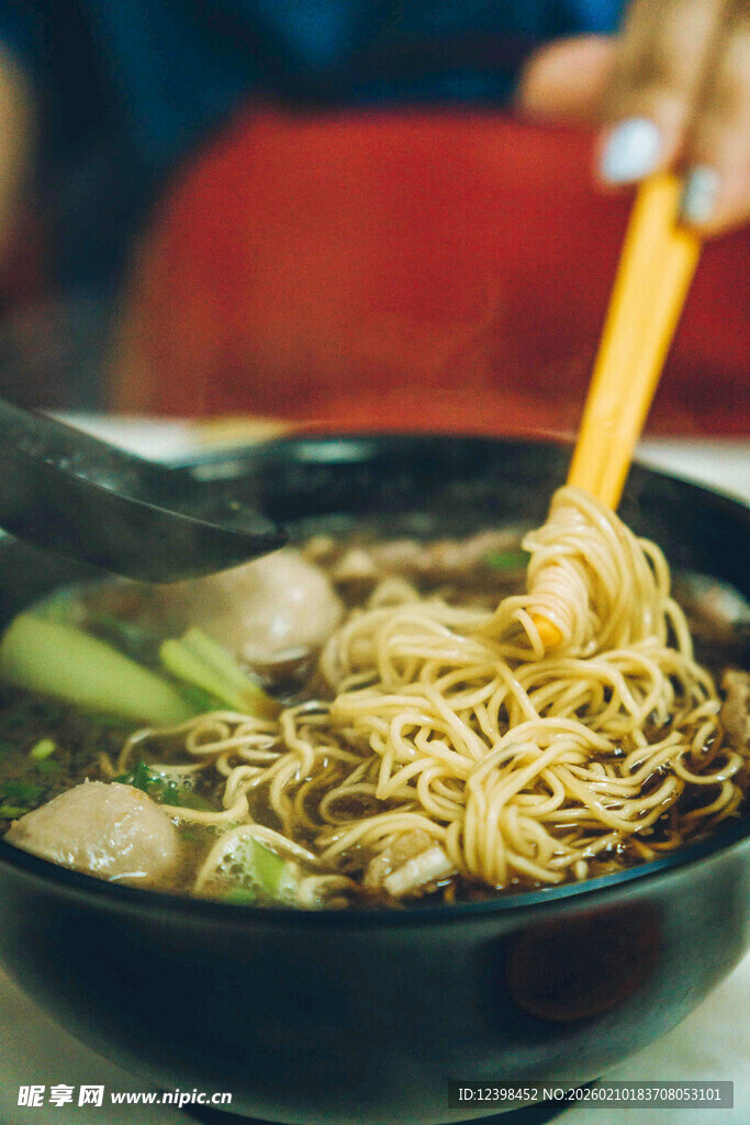 美味热气腾腾的一碗面条