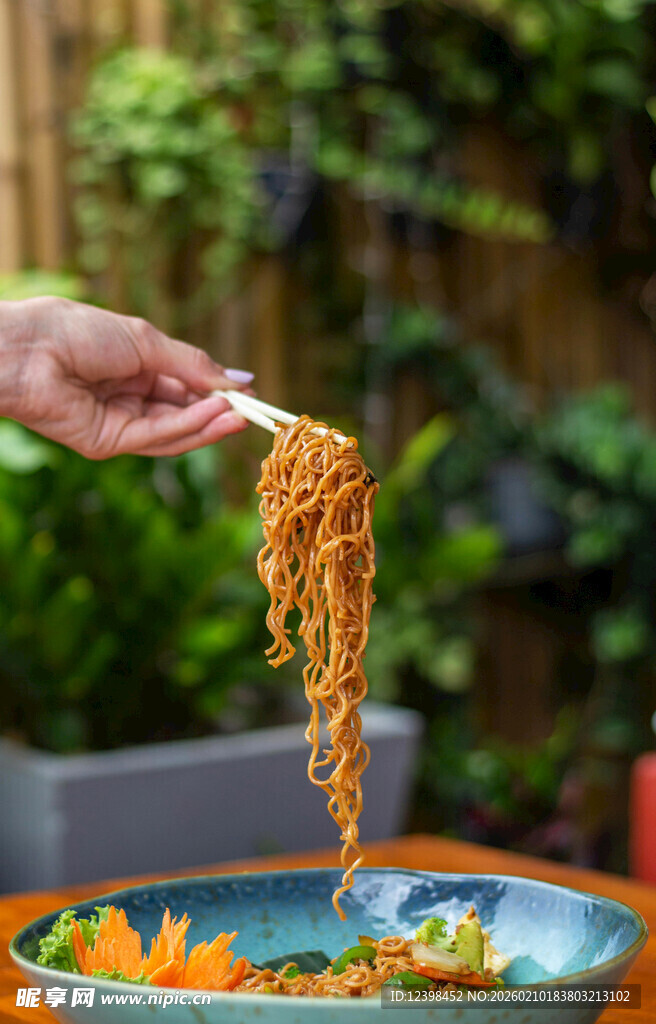 手挑美味面条