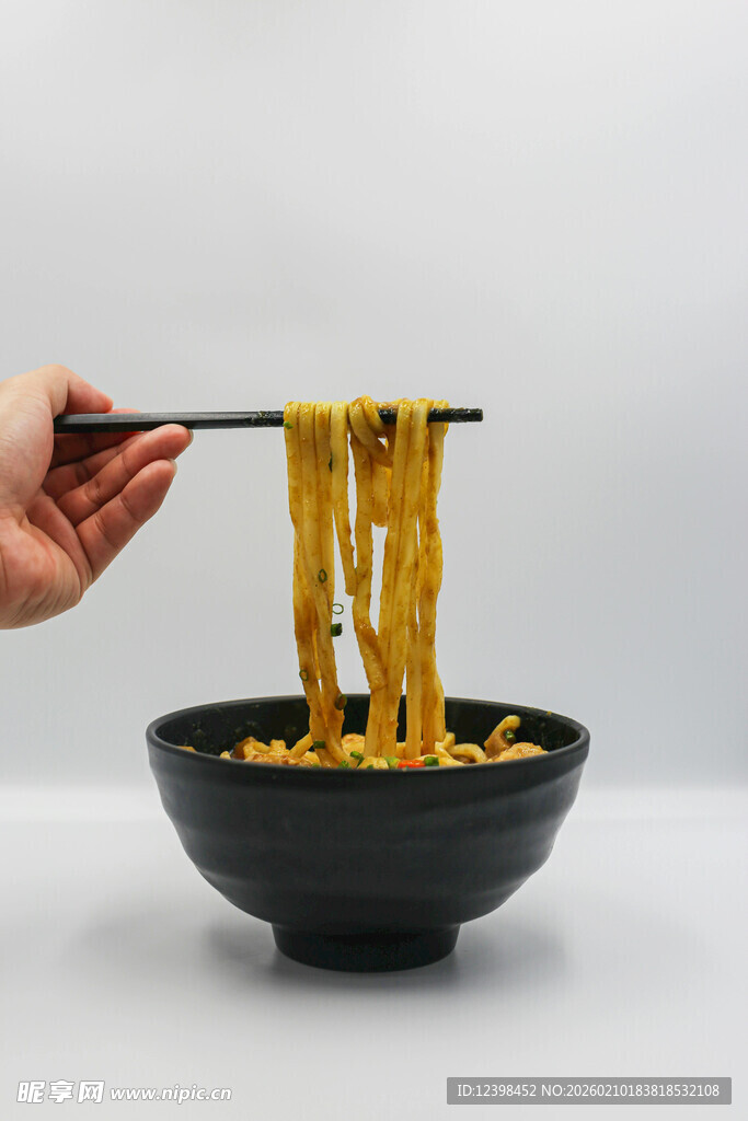 筷子夹起的美味面条