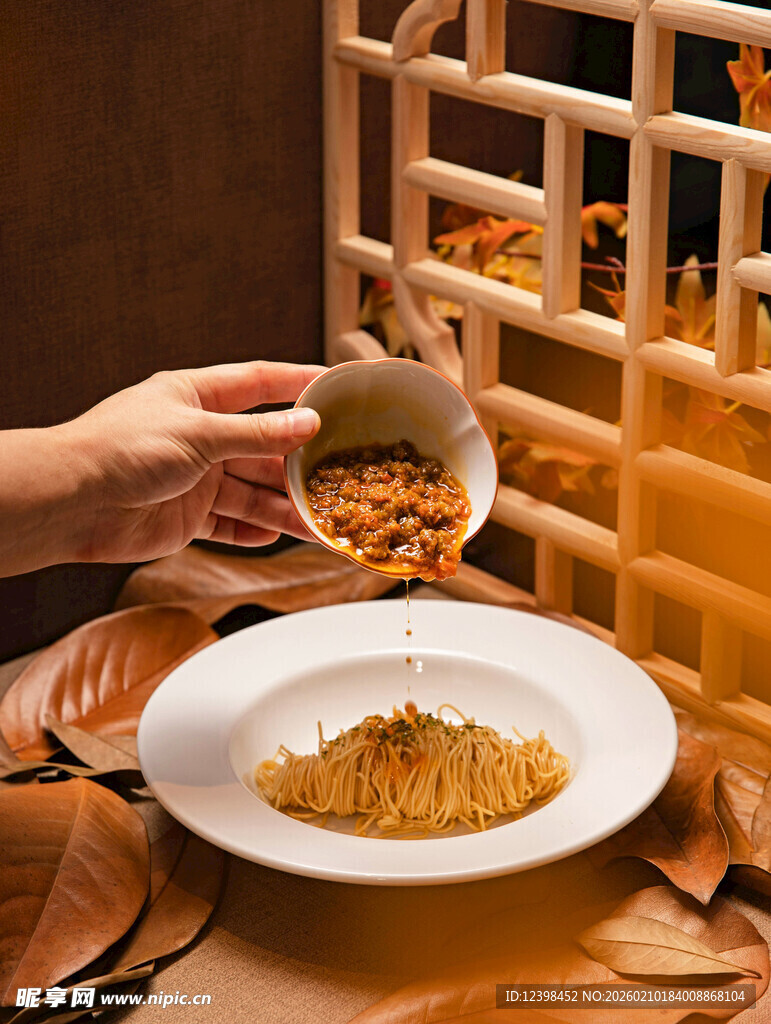 手舀酱料至盘中美食