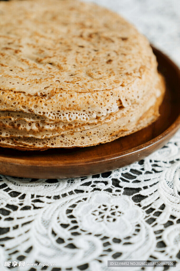 美味全麦薄饼置于木盘上