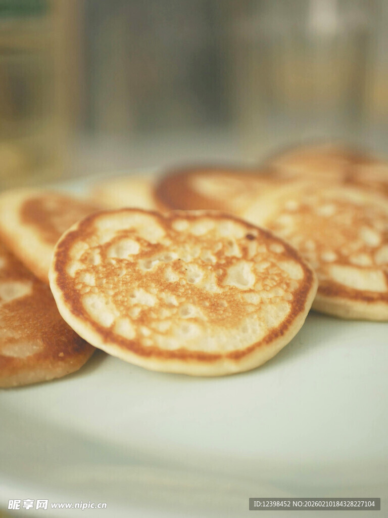 心形松饼摆放在盘中