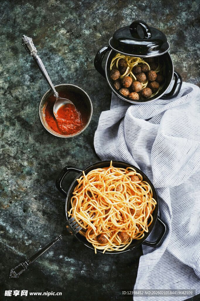美味意面搭配多样菜肴