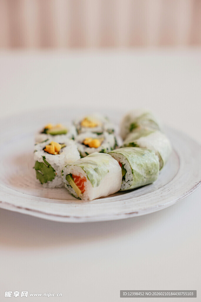 美味寿司与春卷拼盘