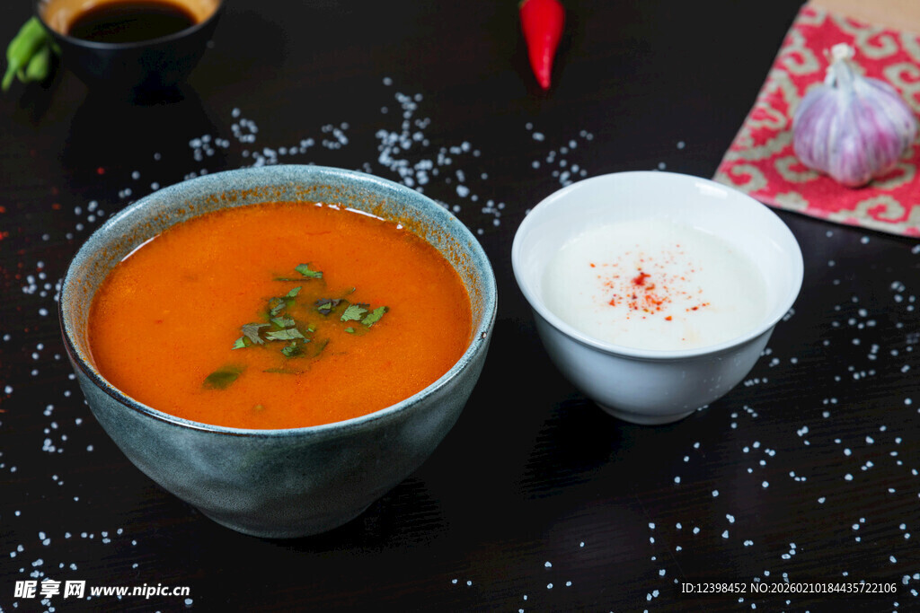 美味南瓜汤配小碟佐料