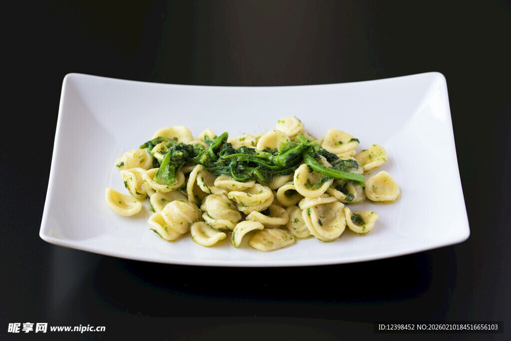 白色盘中的美味蔬菜意面