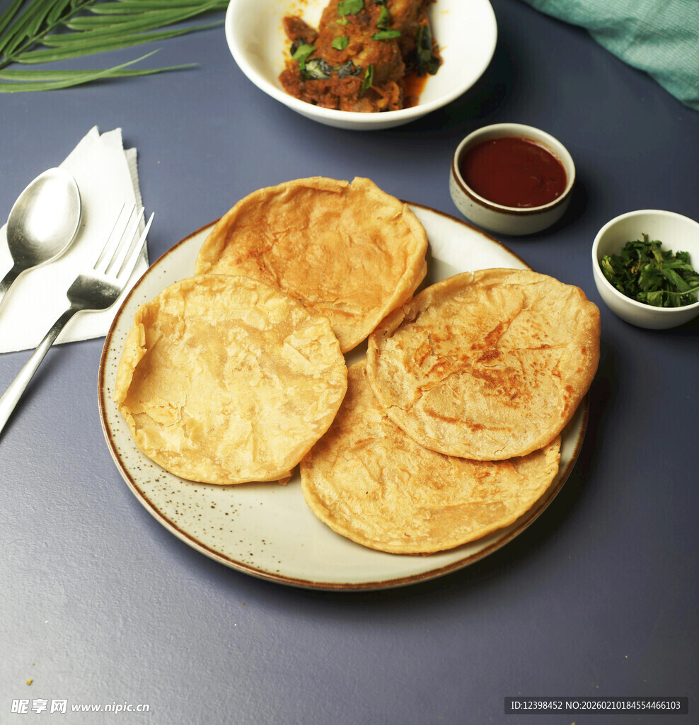 美味薄饼搭配多样小料