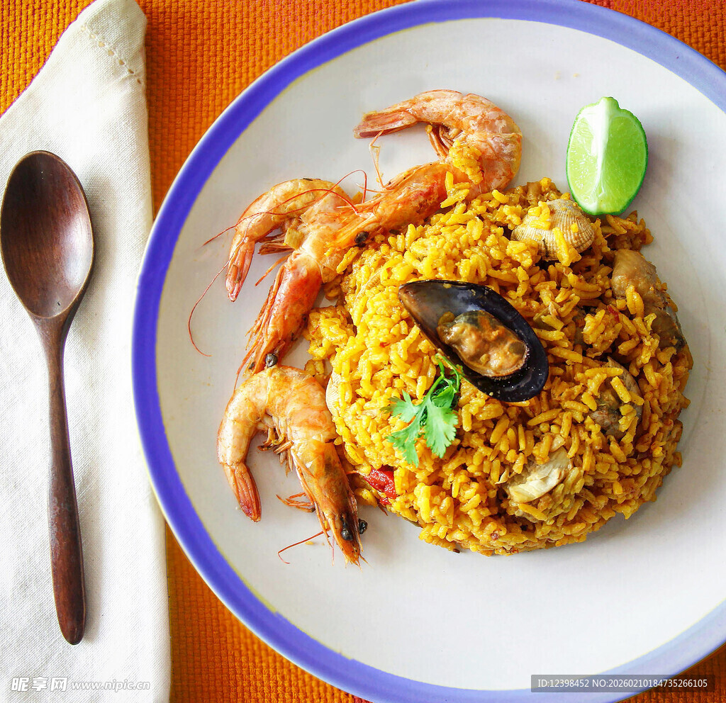 美味海鲜炒饭摆于盘中