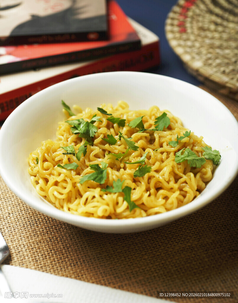 美味蛋炒饭盛于白瓷碗中