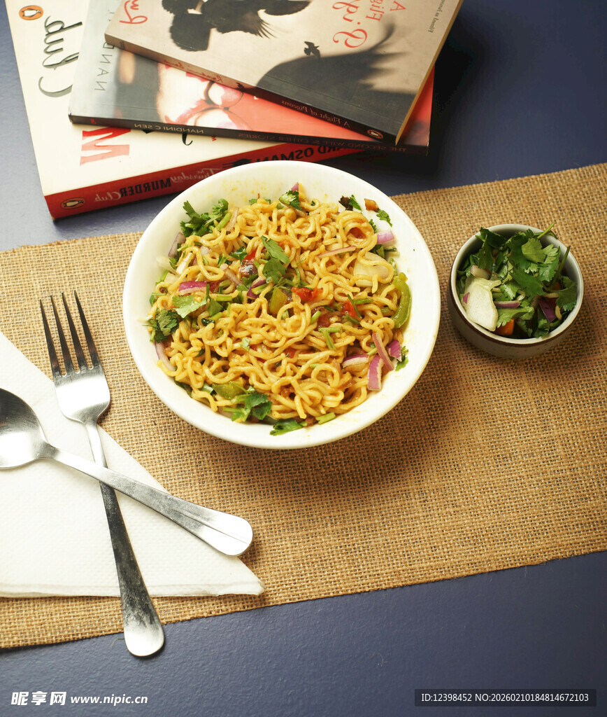 美味面条搭配餐具与配菜