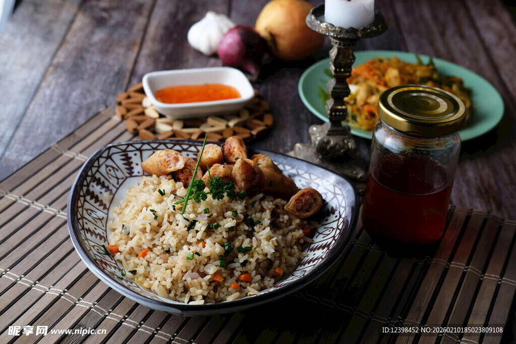 美味炒饭搭配多样配菜