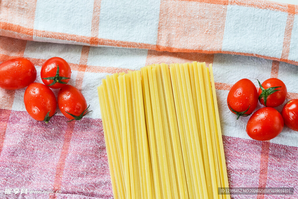 意大利面与新鲜番茄