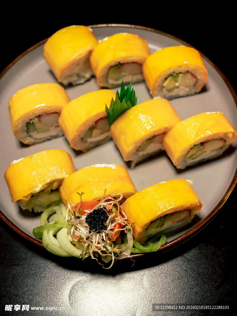 美味蛋皮寿司卷摆盘精致