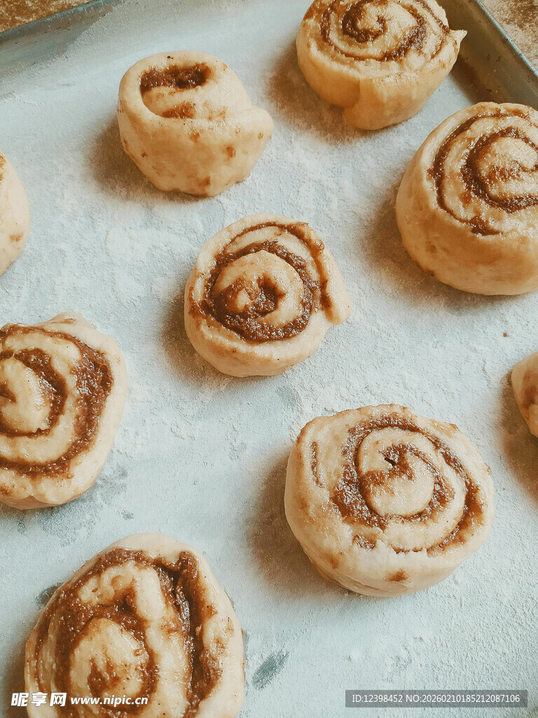 美味肉桂卷整齐排列