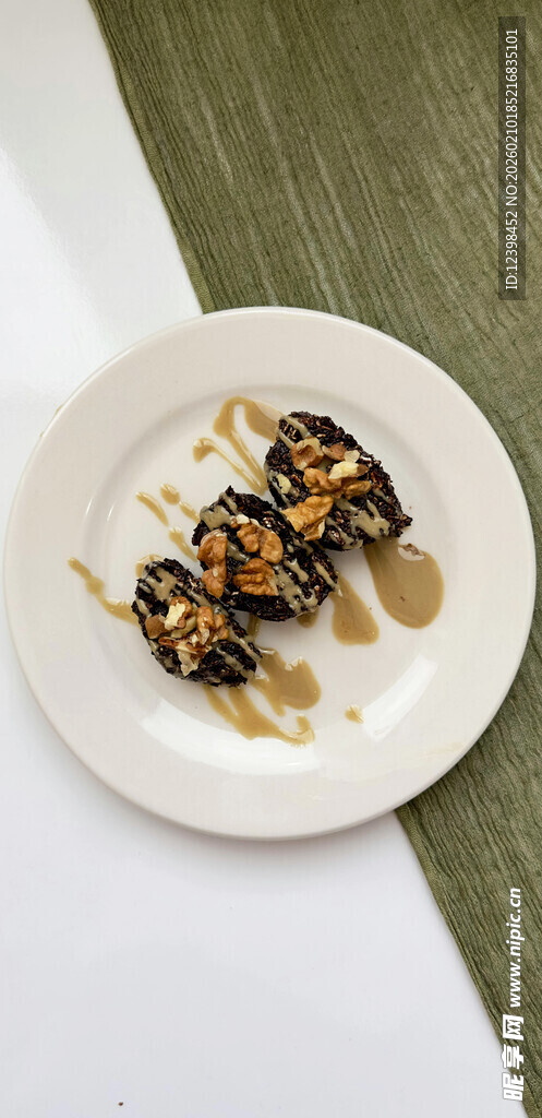 美味坚果点缀的特色糕点