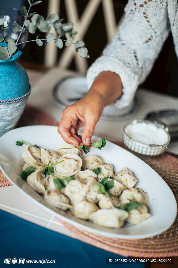 手添佐料的美味饺子摆盘