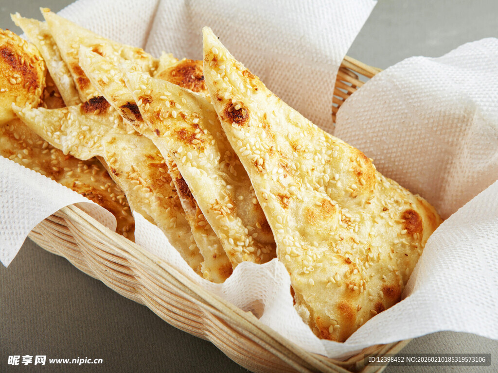 香脆烤饼置于竹篮中