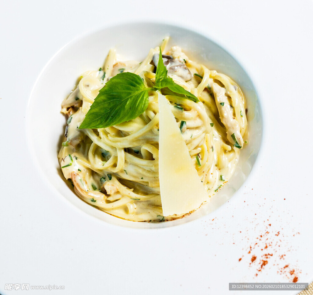 美味意面配芝士与香草
